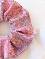 Lade das Bild in den Galerie-Viewer, Scrunchie Romantic Print Altrosa Flieder
