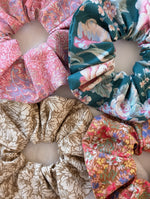 Lade das Bild in den Galerie-Viewer, Scrunchie Romantic Print Altrosa Flieder
