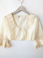 Lade das Bild in den Galerie-Viewer, Bluse Cropped 70s Dirndl Spitze Trompeten Ärmel (M)
