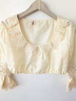 Lade das Bild in den Galerie-Viewer, Bluse Cropped 70s Dirndl Spitze Trompeten Ärmel (M)
