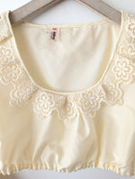 Lade das Bild in den Galerie-Viewer, Bluse Cropped 70s Dirndl Spitze Trompeten Ärmel (M)

