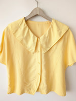 Lade das Bild in den Galerie-Viewer, Bluse Hellgelb Kragen Blumen Stick (L)
