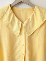 Lade das Bild in den Galerie-Viewer, Bluse Hellgelb Kragen Blumen Stick (L)
