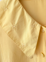 Lade das Bild in den Galerie-Viewer, Bluse Hellgelb Kragen Blumen Stick (L)
