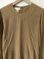 Lade das Bild in den Galerie-Viewer, *Escada* Bluse Seide Basic Khaki Ballonärmel (S-M)
