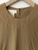 Lade das Bild in den Galerie-Viewer, *Escada* Bluse Seide Basic Khaki Ballonärmel (S-M)
