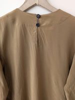 Lade das Bild in den Galerie-Viewer, *Escada* Bluse Seide Basic Khaki Ballonärmel (S-M)
