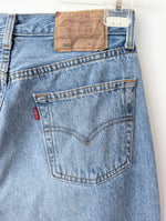 Lade das Bild in den Galerie-Viewer, Levis 501 Jeans Hellblau Klassiker (30/32)
