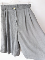 Lade das Bild in den Galerie-Viewer, Bermuda Shorts Hahnentritt Bundfalten (M)
