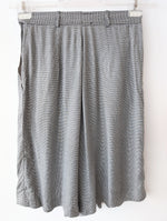 Lade das Bild in den Galerie-Viewer, Bermuda Shorts Hahnentritt Bundfalten (M)
