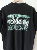 Lade das Bild in den Galerie-Viewer, System Of A Down Bandshirt TOXICITY (L)
