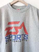 Lade das Bild in den Galerie-Viewer, Shirt EA Sports Gaming 90s Print (XL)
