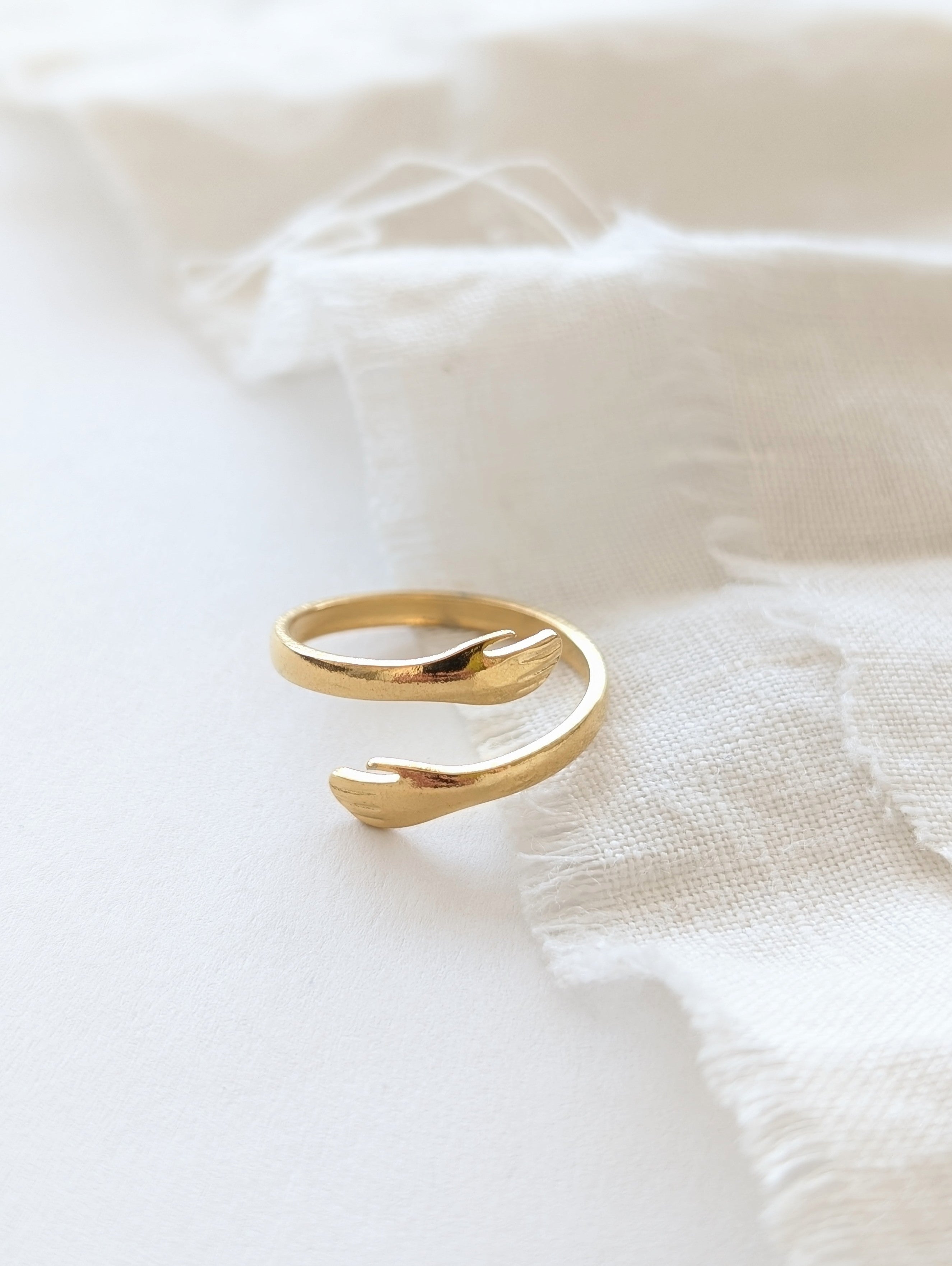 Ring 14k Gold Hug Hands