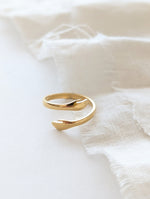 Lade das Bild in den Galerie-Viewer, Ring 14k Gold Hug Hands
