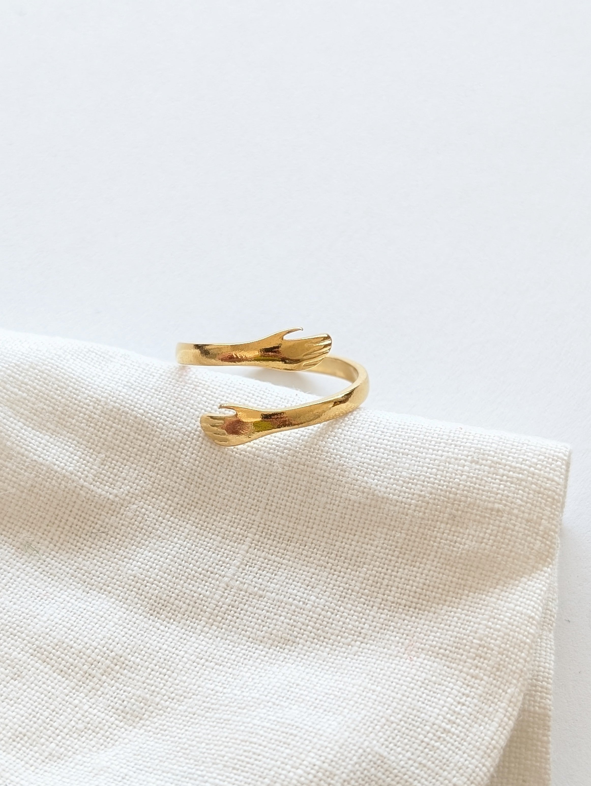 Ring 14k Gold Hug Hands