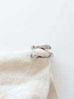Lade das Bild in den Galerie-Viewer, Ring 14k Silber Hug Hands
