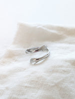 Lade das Bild in den Galerie-Viewer, Ring 14k Silber Hug Hands
