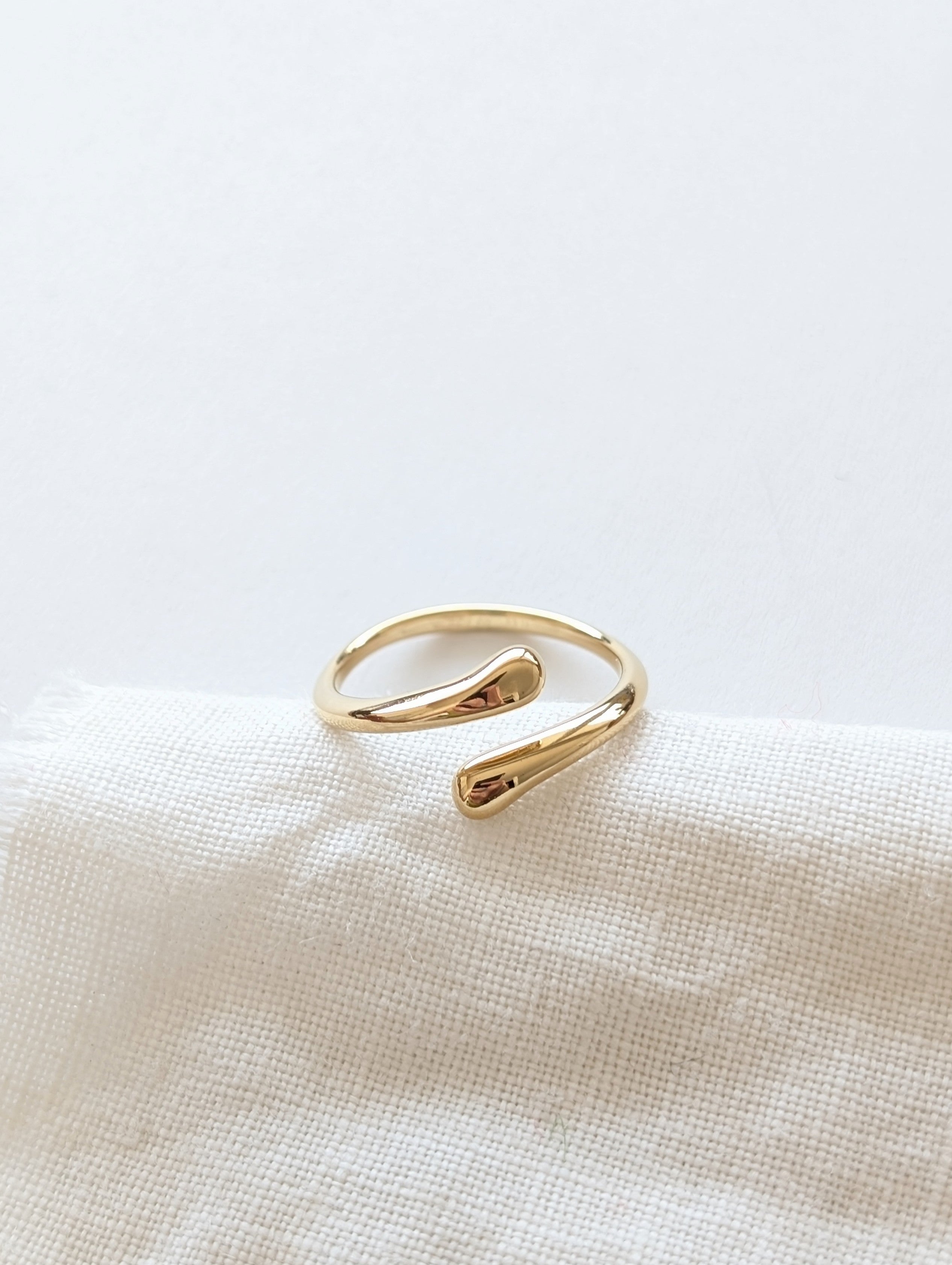 Ring 14k Gold Small Hug