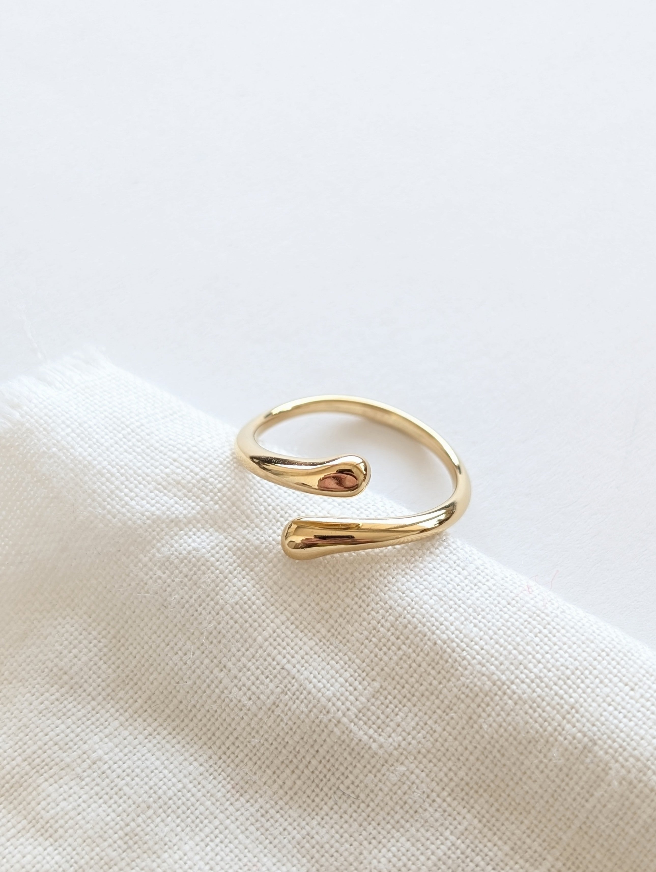 Ring 14k Gold Small Hug
