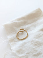 Lade das Bild in den Galerie-Viewer, Ring 14k Gold Small Hug
