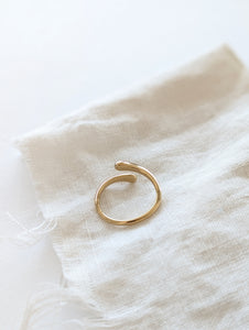 Ring 14k Gold Small Hug