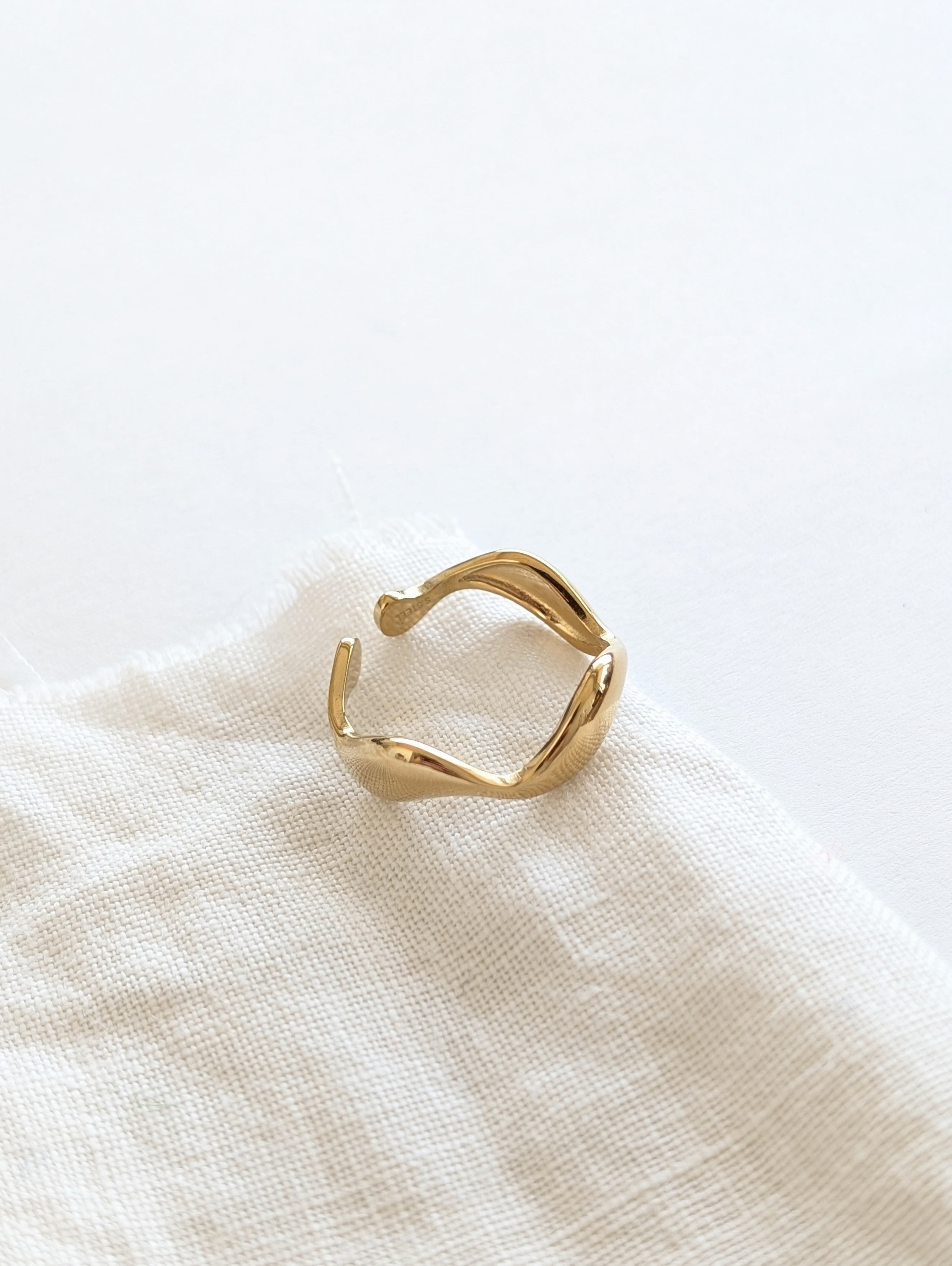 Ring 14k Gold Heavy Waves
