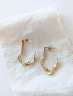 Lade das Bild in den Galerie-Viewer, Creolen Irregular Twist 14k Gold
