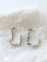 Lade das Bild in den Galerie-Viewer, Creolen Irregular Twist 14k Silber
