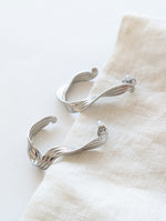 Lade das Bild in den Galerie-Viewer, Creolen Irregular Twist 14k Silber
