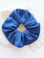 Lade das Bild in den Galerie-Viewer, *Seide* Scrunchie Upcycling Royalblau

