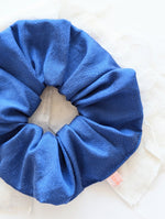 Lade das Bild in den Galerie-Viewer, *Seide* Scrunchie Upcycling Royalblau
