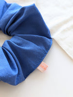 Lade das Bild in den Galerie-Viewer, *Seide* Scrunchie Upcycling Royalblau
