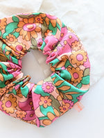 Lade das Bild in den Galerie-Viewer, Scrunchie Upcycling 70s Pastell Blumen
