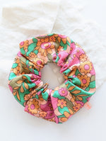 Lade das Bild in den Galerie-Viewer, Scrunchie Upcycling 70s Pastell Blumen
