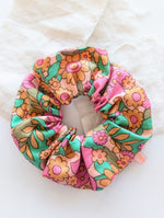 Lade das Bild in den Galerie-Viewer, Scrunchie Upcycling 70s Pastell Blumen
