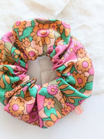 Lade das Bild in den Galerie-Viewer, Scrunchie Upcycling 70s Pastell Blumen
