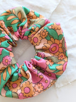Lade das Bild in den Galerie-Viewer, Scrunchie Upcycling 70s Pastell Blumen
