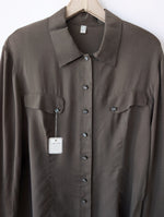 Lade das Bild in den Galerie-Viewer, *Kupferseide* Bluse Khaki Deadstock (L)
