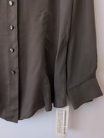 Lade das Bild in den Galerie-Viewer, *Kupferseide* Bluse Khaki Deadstock (L)

