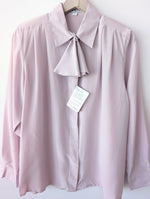 Lade das Bild in den Galerie-Viewer, *Seide* RARE Bluse Basic Rüschen Flieder (M)
