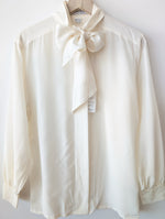 Lade das Bild in den Galerie-Viewer, *Seide* RARE Bluse Basic Schleife Creme (M)
