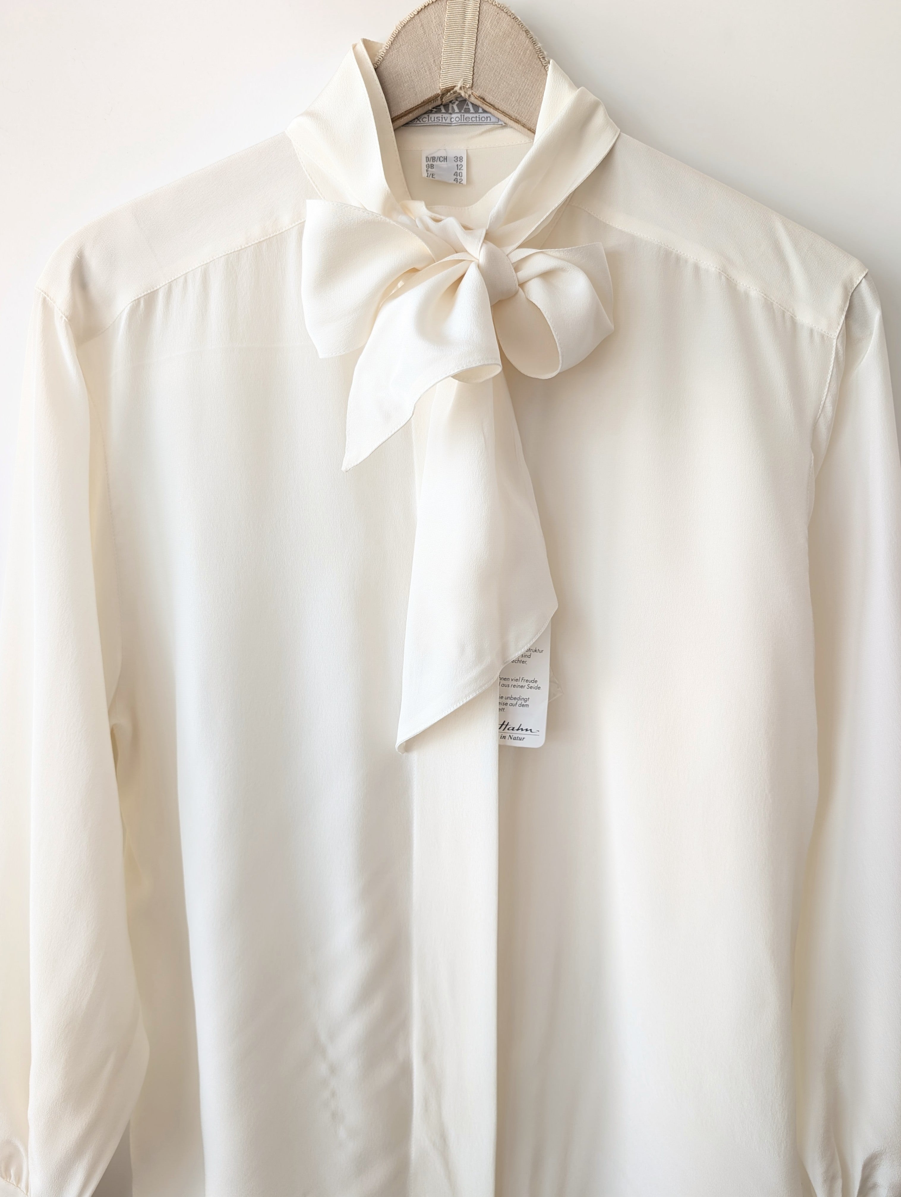 *Seide* RARE Bluse Basic Schleife Creme (M)