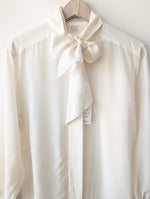 Lade das Bild in den Galerie-Viewer, *Seide* RARE Bluse Basic Schleife Creme (M)
