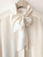 Lade das Bild in den Galerie-Viewer, *Seide* RARE Bluse Basic Schleife Creme (M)
