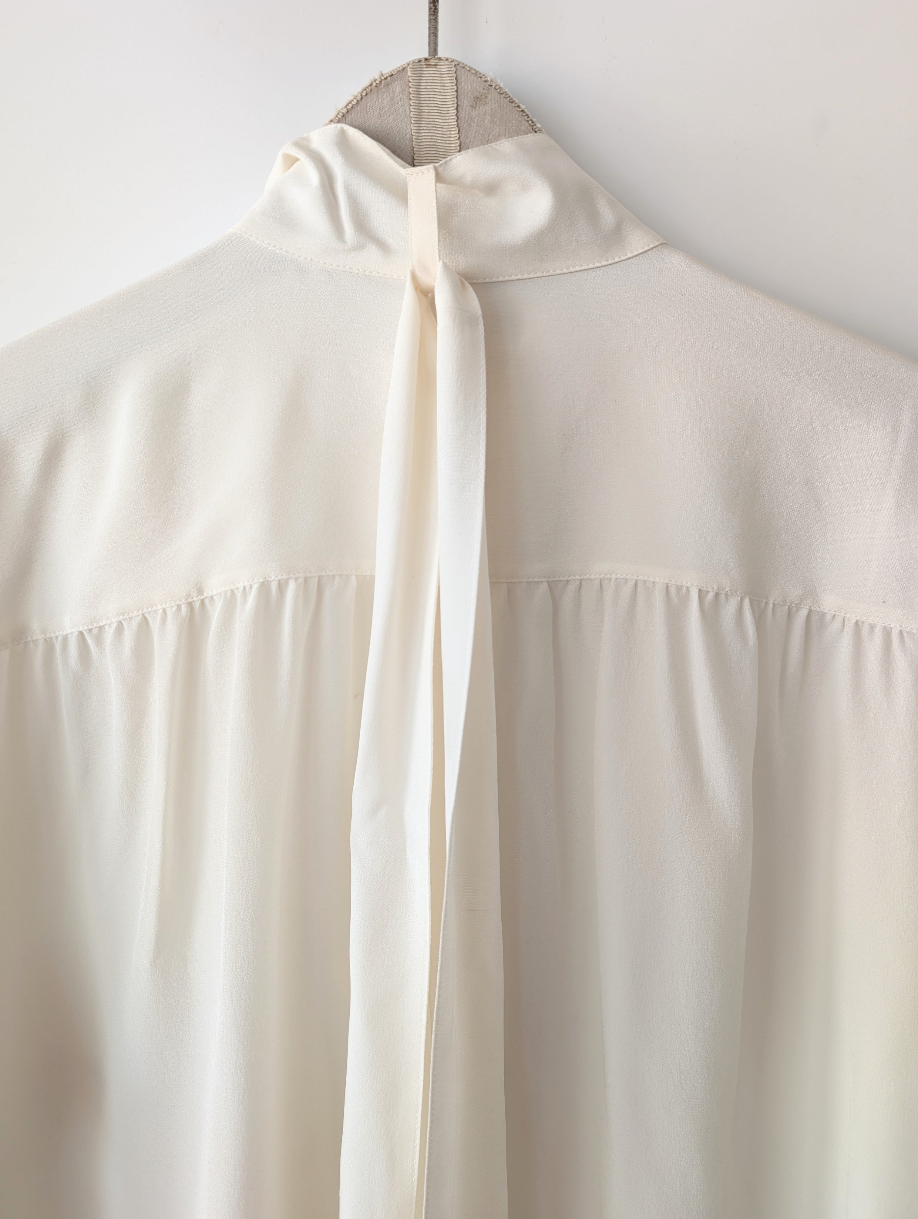 *Seide* RARE Bluse Basic Schleife Creme (M)