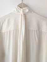 Lade das Bild in den Galerie-Viewer, *Seide* RARE Bluse Basic Schleife Creme (M)

