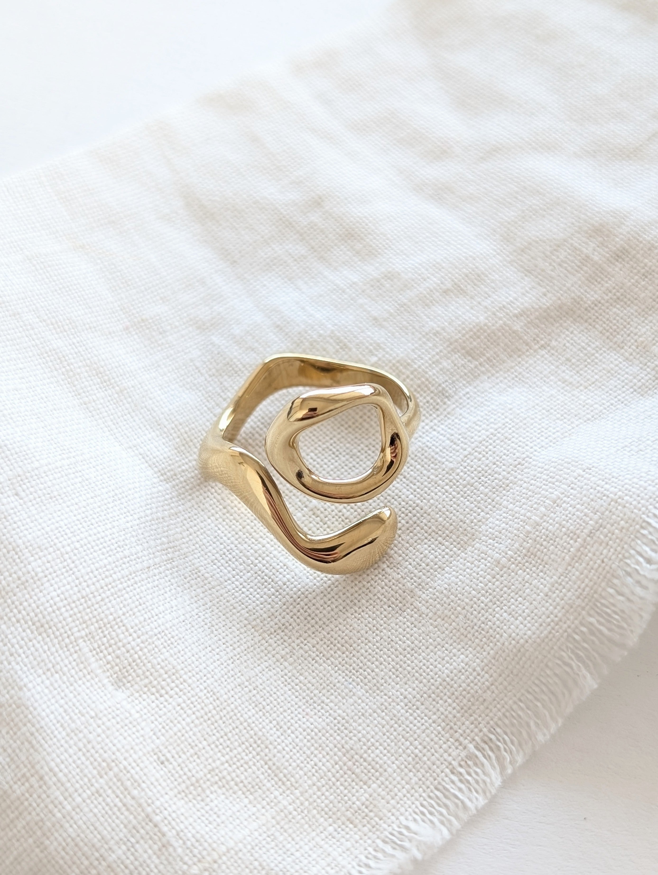 Ring 14k Gold Organic Circle