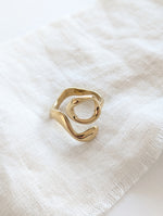 Lade das Bild in den Galerie-Viewer, Ring 14k Gold Organic Circle

