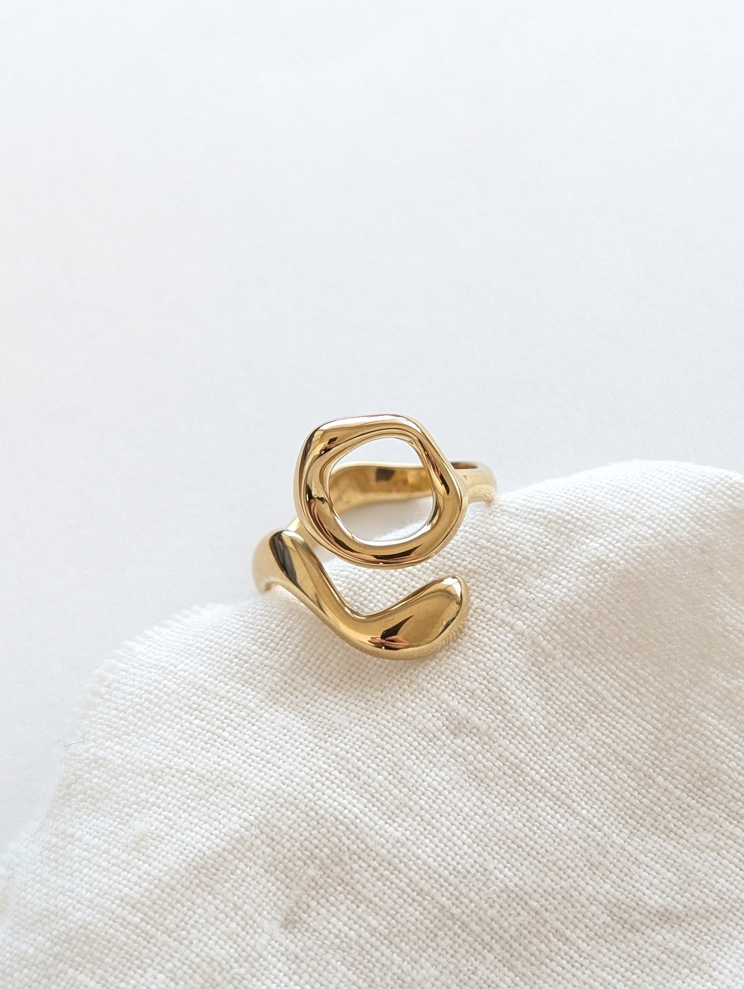 Ring 14k Gold Organic Circle