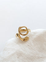 Lade das Bild in den Galerie-Viewer, Ring 14k Gold Organic Circle
